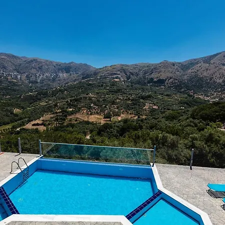 With Heated Pool & Whirlpool וילה