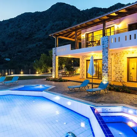 With Heated Pool & Whirlpool וילה